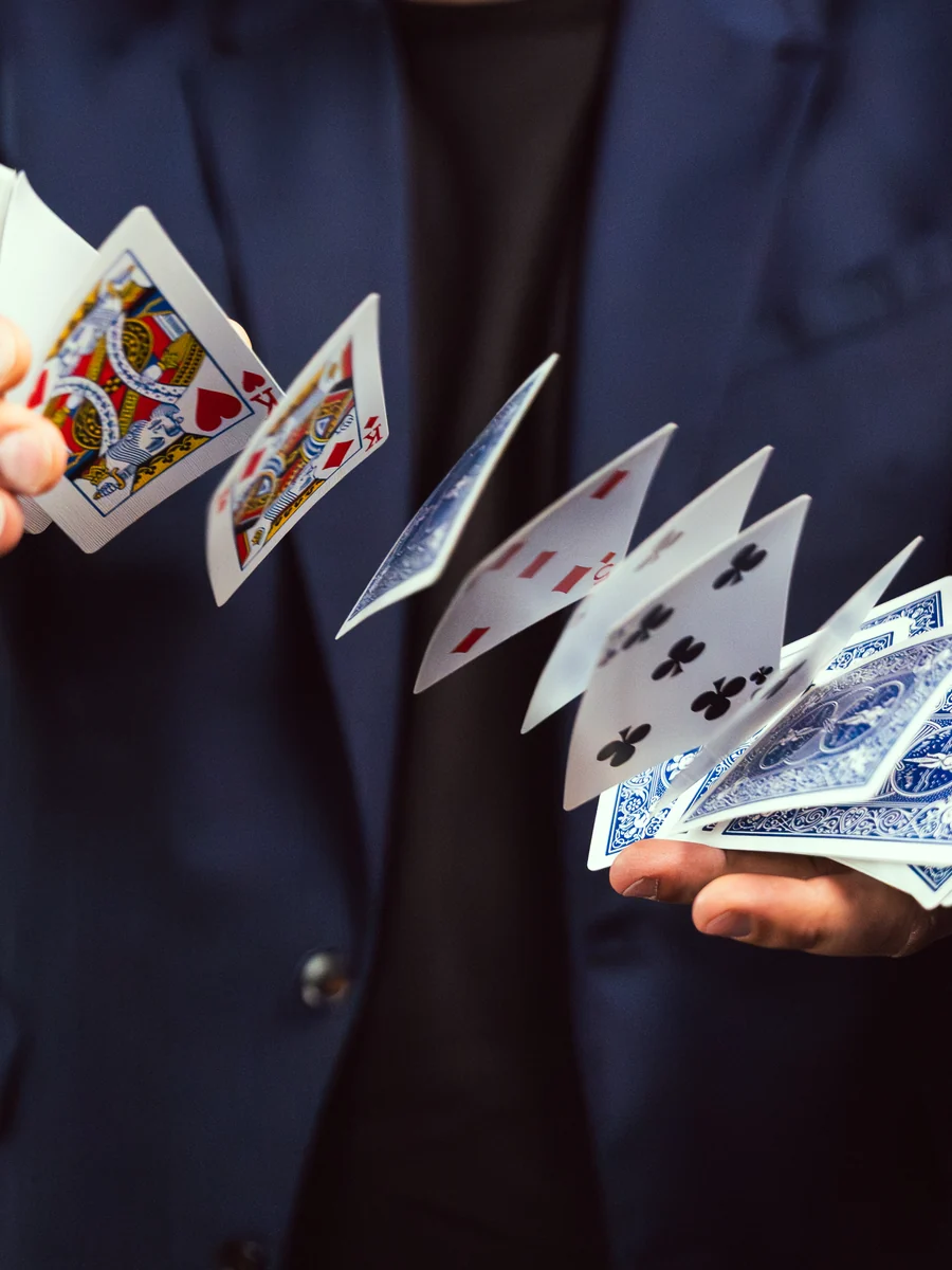Ein Kartenspiel springt von einer Hand in die andere